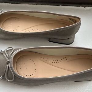NWoT Grayish Tan Women's Ballet Flats